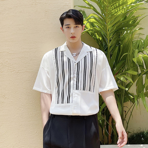 Klassikalise krae ja nööpidega valge meeste vabaajasärk