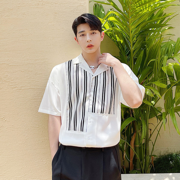 Klassikalise krae ja nööpidega valge meeste vabaajasärk