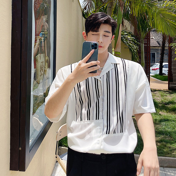 Klassikalise krae ja nööpidega valge meeste vabaajasärk