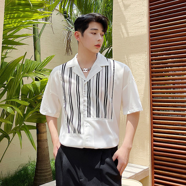 Klassikalise krae ja nööpidega valge meeste vabaajasärk