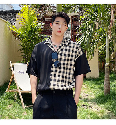 Klassikalise krae ja lühikeste varrukatega meeste ruuduline särk