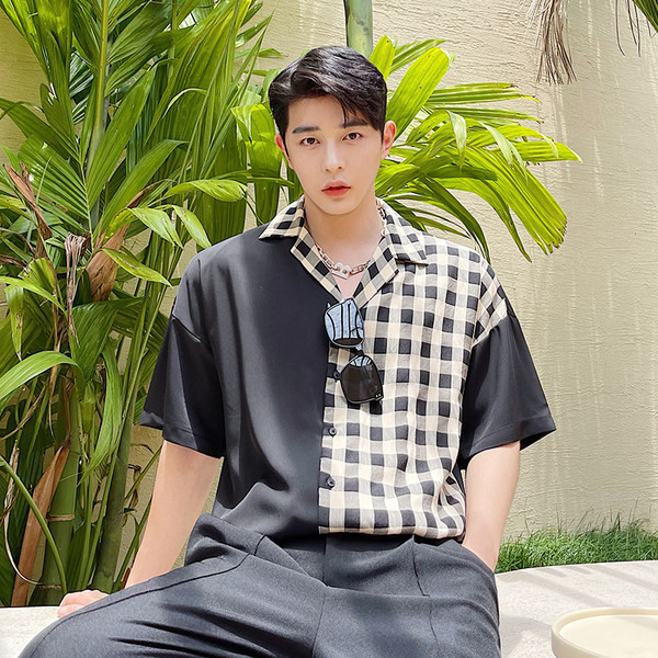 Klassikalise krae ja lühikeste varrukatega meeste ruuduline särk