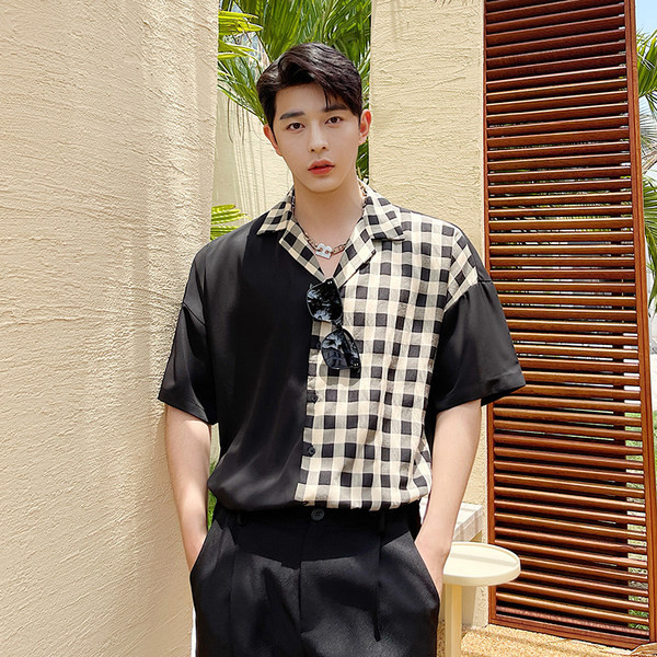 Klassikalise krae ja lühikeste varrukatega meeste ruuduline särk