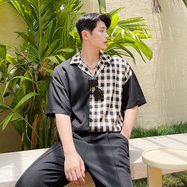 Klassikalise krae ja lühikeste varrukatega meeste ruuduline särk