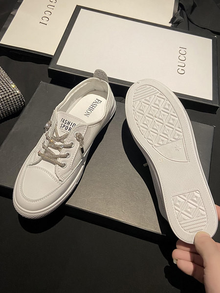 Γυναικεία πάνινα παπούτσια σε λευκό χρώμα  και γυαλιστερά κορδόνια