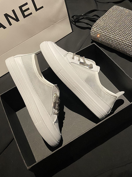 Γυναικεία πάνινα παπούτσια σε λευκό χρώμα  και γυαλιστερά κορδόνια