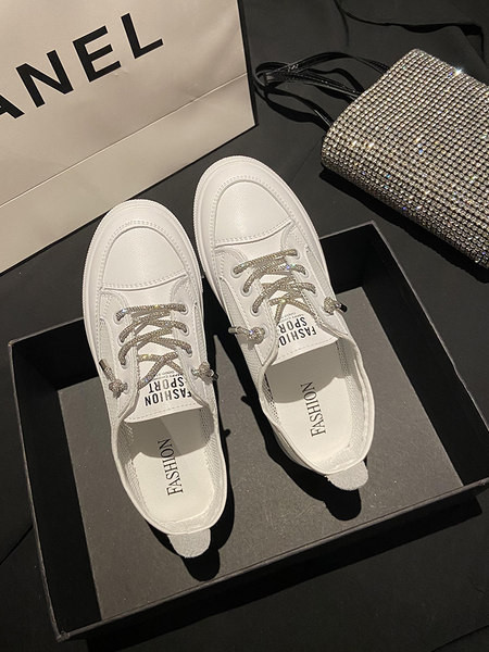 Γυναικεία πάνινα παπούτσια σε λευκό χρώμα  και γυαλιστερά κορδόνια