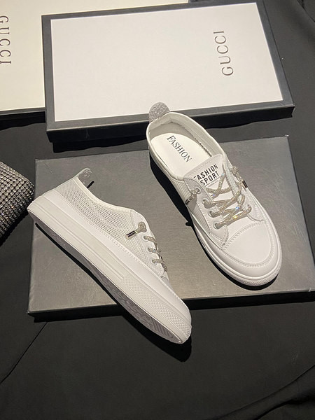 Γυναικεία πάνινα παπούτσια σε λευκό χρώμα  και γυαλιστερά κορδόνια