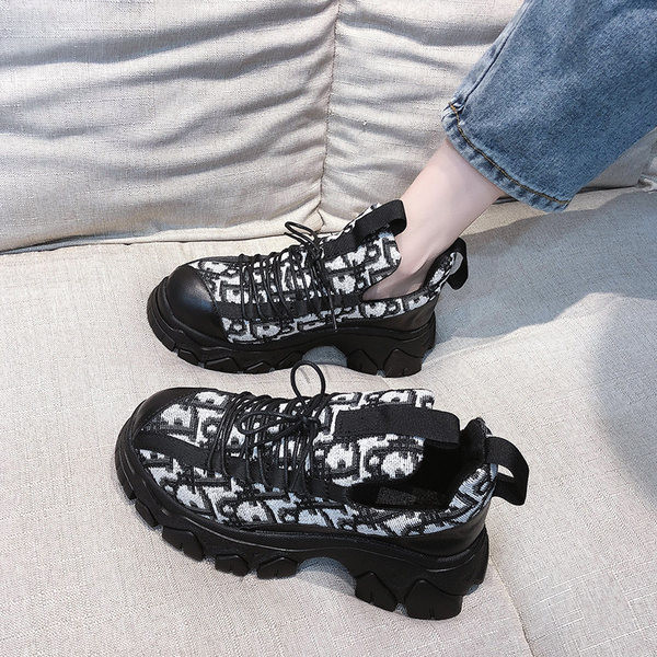 Jauns sieviešu kedu modelis ar šņorēm divās krāsās