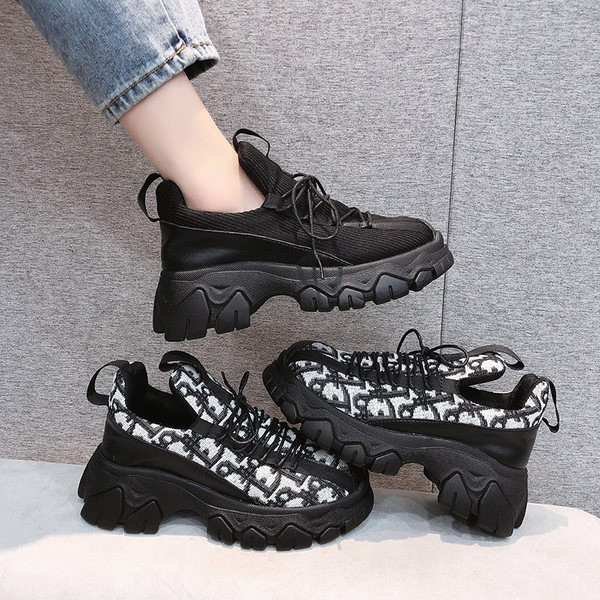 Jauns sieviešu kedu modelis ar šņorēm divās krāsās