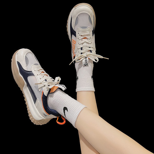 Sieviešu kedas ar mežģīnēm un krāsu rakstu - divas krāsas