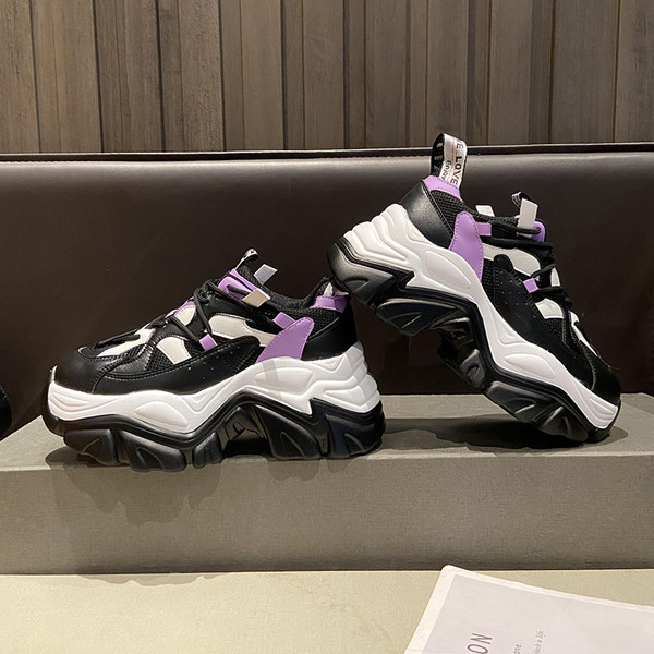 Γυναικεία αθλητικά παπούτσια  με τραχιά σόλα και χρωματιστά κορδόνια