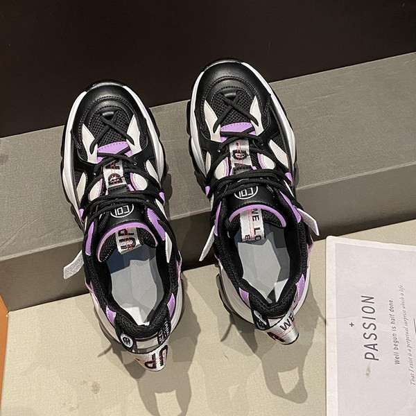 Γυναικεία αθλητικά παπούτσια  με τραχιά σόλα και χρωματιστά κορδόνια