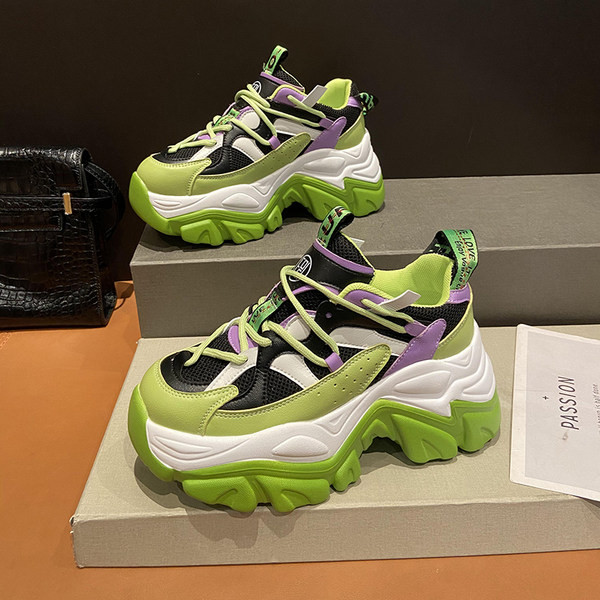 Γυναικεία αθλητικά παπούτσια  με τραχιά σόλα και χρωματιστά κορδόνια