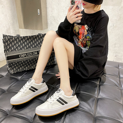 Naiste nahast tossud embleemi ja lameda tallaga