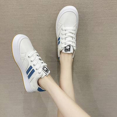 Naiste nahast tossud embleemi ja lameda tallaga