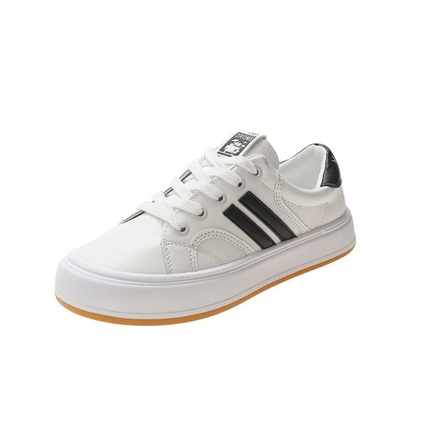 Naiste nahast tossud embleemi ja lameda tallaga