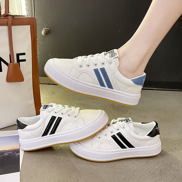 Naiste nahast tossud embleemi ja lameda tallaga