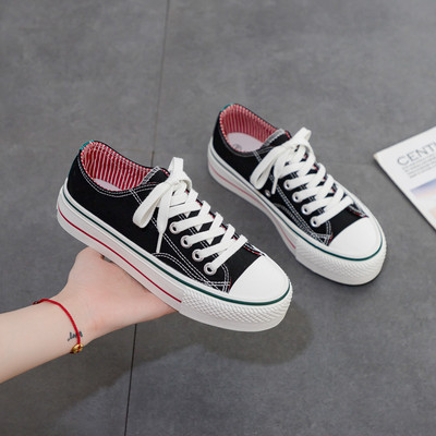 Naiste paksude taldade ja paeltega suvised tossud