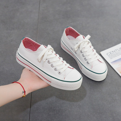 Naiste paksude taldade ja paeltega suvised tossud