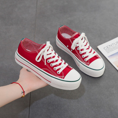 Naiste paksude taldade ja paeltega suvised tossud