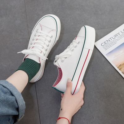 Naiste paksude taldade ja paeltega suvised tossud