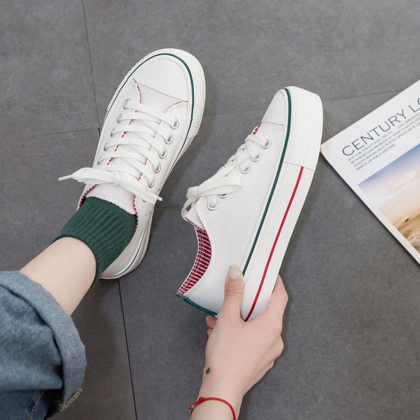 Naiste paksude taldade ja paeltega suvised tossud