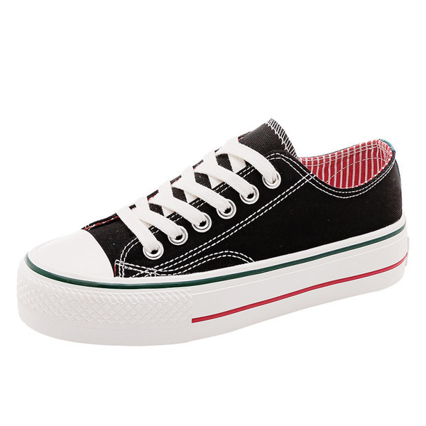 Naiste paksude taldade ja paeltega suvised tossud