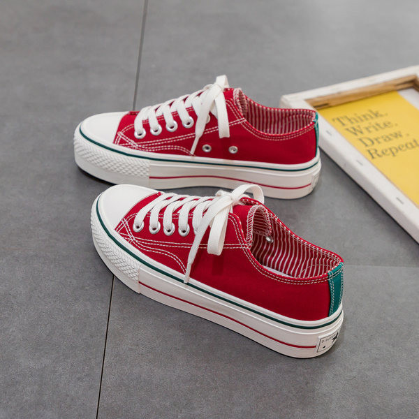 Naiste paksude taldade ja paeltega suvised tossud