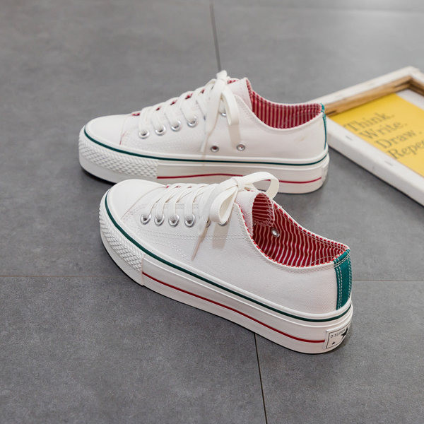 Naiste paksude taldade ja paeltega suvised tossud