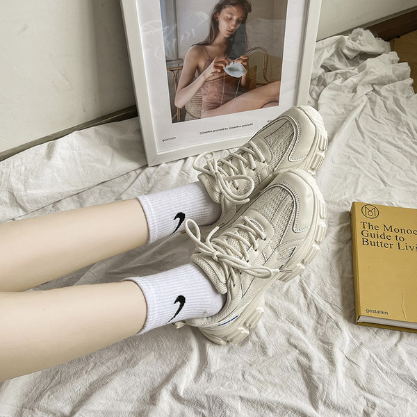 Sieviešu ikdienas kedas ar mežģīnēm melnā un baltā krāsā