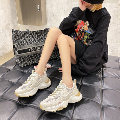 Moodsad paelte ja võrguga hingavad tossud