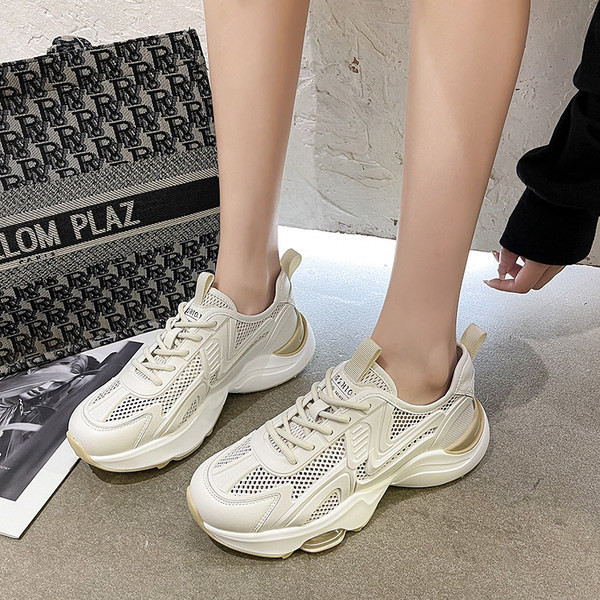 Moodsad paelte ja võrguga hingavad tossud