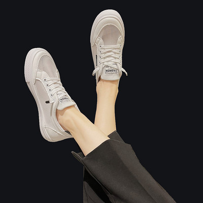 Naiste valged paelte ja võrguga tossud