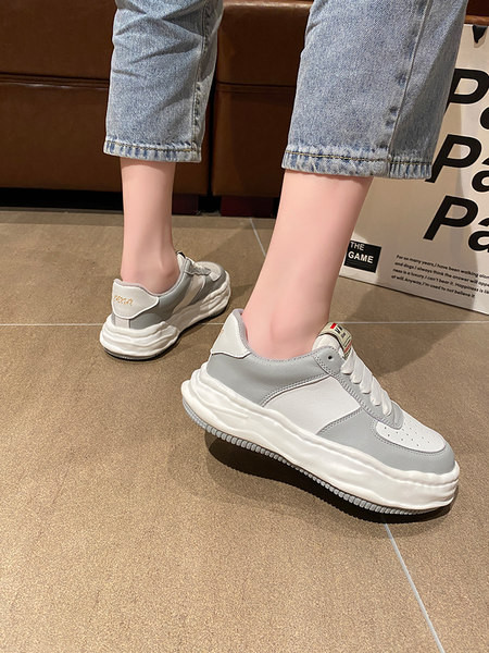 Prozračne dječje kožne tenisice s ravnim potplatom