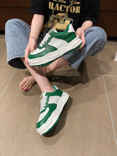 Prozračne dječje kožne tenisice s ravnim potplatom