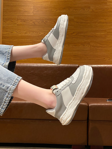 Prozračne dječje kožne tenisice s ravnim potplatom