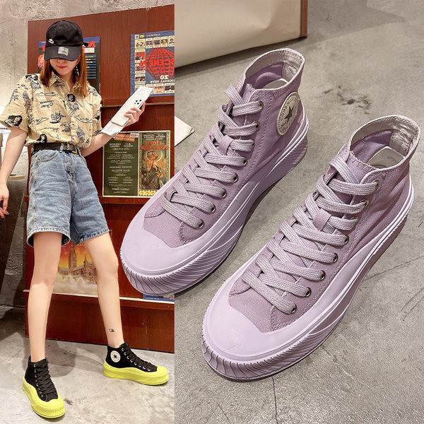 Ikdienas sieviešu kedas ar plakanu zoli un emblēmu