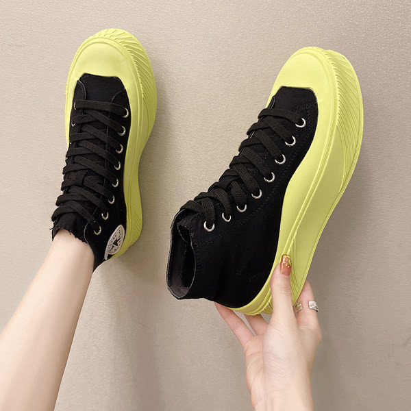 Ikdienas sieviešu kedas ar plakanu zoli un emblēmu