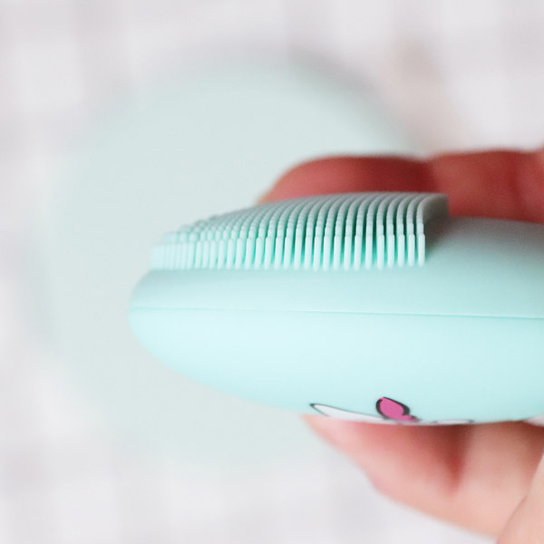 Vandeniui atsparus šepetys veidui ir poroms valyti