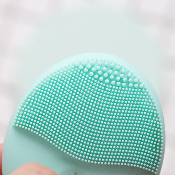 Vandeniui atsparus šepetys veidui ir poroms valyti