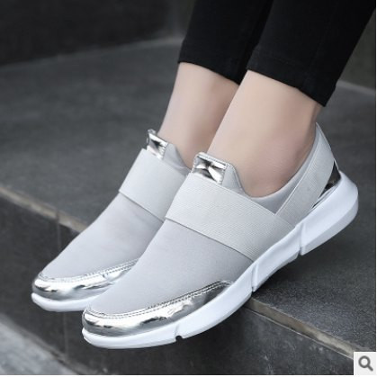 Casual γυναικεία αθλητικά παπούτσια με λαμπερά οικολογικά δερμάτινα στοιχεία