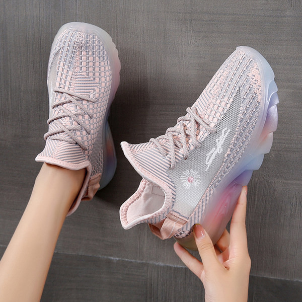 Novi model tekstilnih tenisica sa đonom u boji