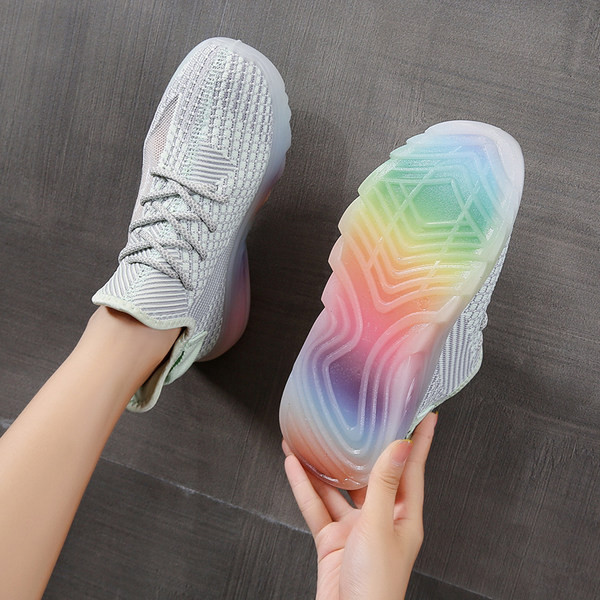 Novi model tekstilnih tenisica sa đonom u boji