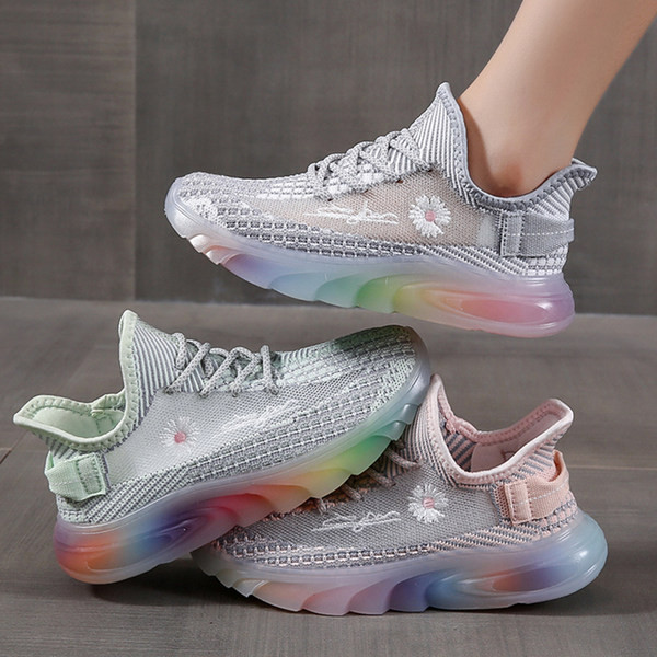 Novi model tekstilnih tenisica sa đonom u boji