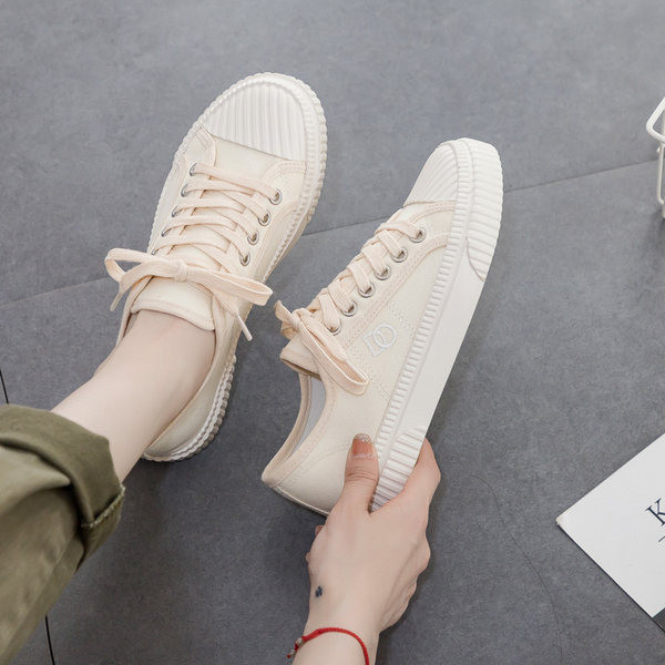 Γυναικεία αθλητικά παπούτσια με κέντημα