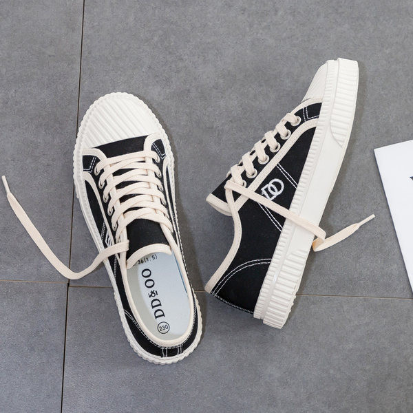 Γυναικεία αθλητικά παπούτσια με κέντημα