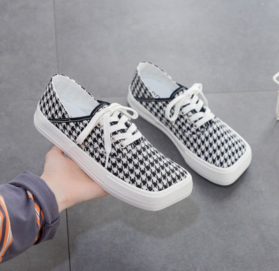 Naiste vabaaja ruudukujulised paeltega tossud