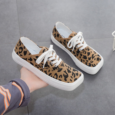 Naiste vabaaja ruudukujulised paeltega tossud