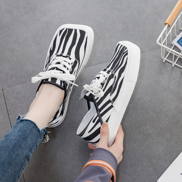 Naiste vabaaja ruudukujulised paeltega tossud